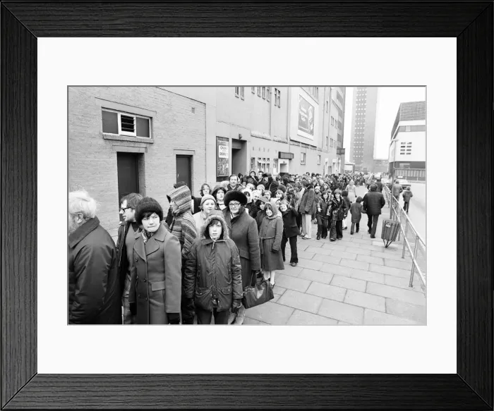 Framed Print : Star Wars fans, queuing outside Cinema, Birmingham, 15th February 1978 Framed Print : Star Wars fans, queuing outside Cinema, Birmingham, 15th February 1978