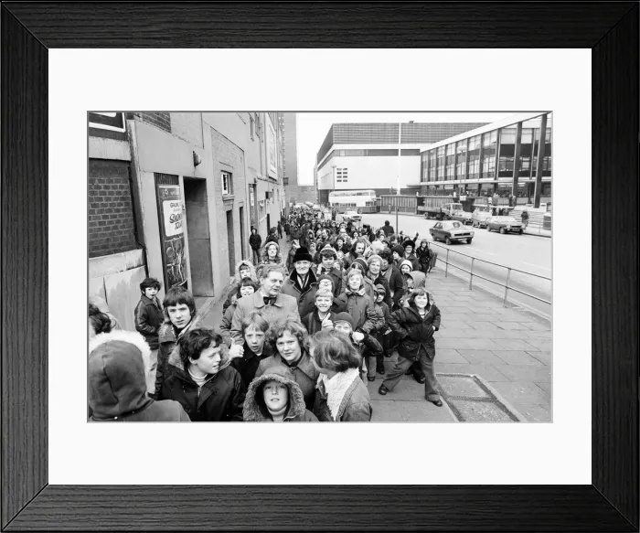 Framed Print : Star Wars fans, queuing outside Cinema, Birmingham, 15th February 1978 Framed Print : Star Wars fans, queuing outside Cinema, Birmingham, 15th February 1978