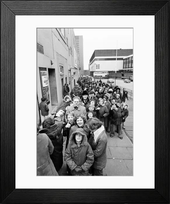 Framed Print : Star Wars fans, queuing outside Cinema, Birmingham, 15th February 1978 Framed Print : Star Wars fans, queuing outside Cinema, Birmingham, 15th February 1978