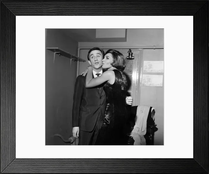 Framed Print : Shirley Bassey and husband Kenneth Hume. 13th September 1965 Framed Print : Shirley Bassey and husband Kenneth Hume. 13th September 1965