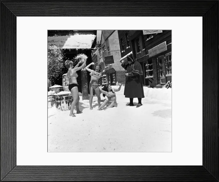 Framed Print : Filming of Oliver! at Shepperton studios. The scene which should have been shot in mid