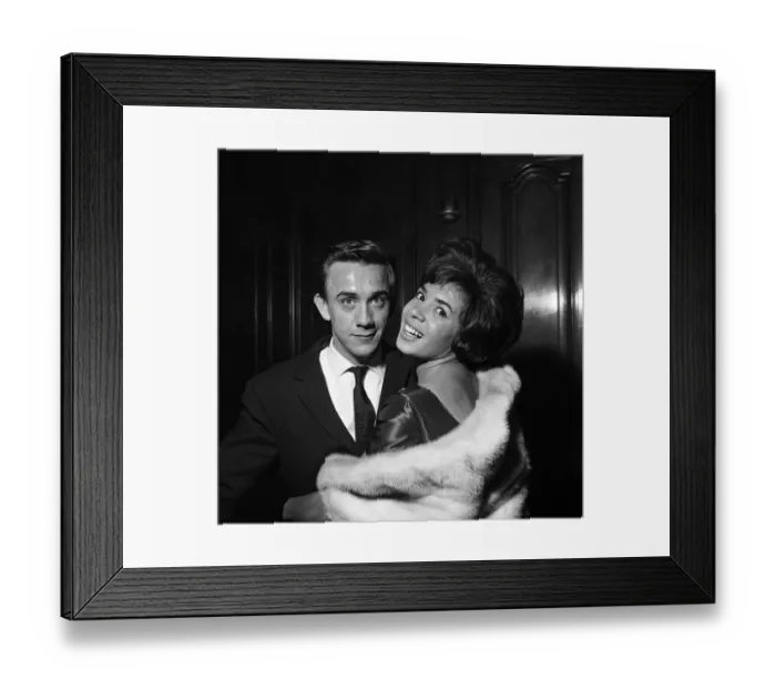 Framed Print : Singer Shirley Bassey with her fiance Kenneth Hume. 26th May 1961