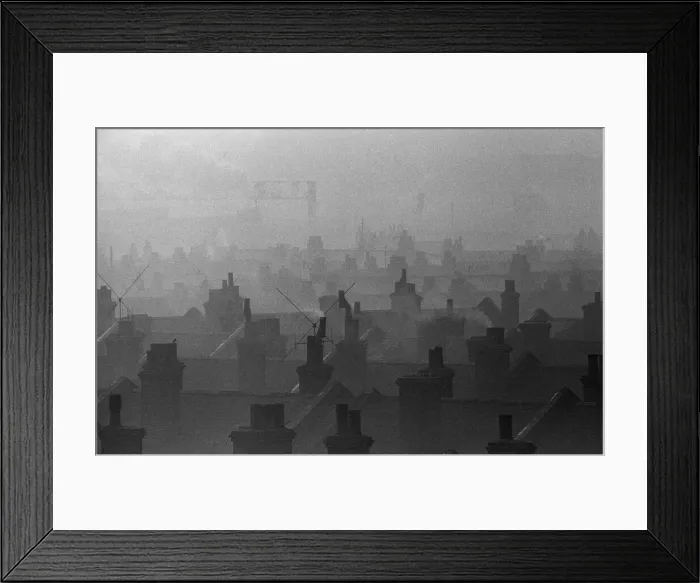 Framed Print : Smog caused by coal fires hangs over the roof tops of Battersea, London Framed Print : Smog caused by coal fires hangs over the roof tops of Battersea, London