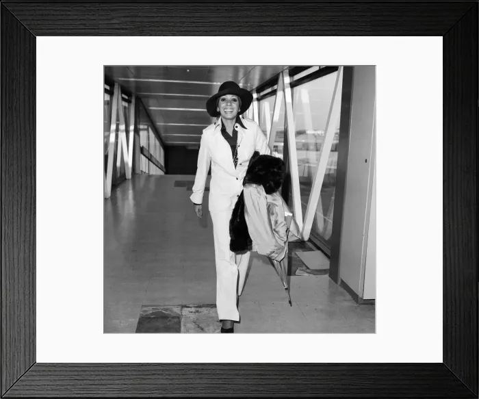 Framed Print : Singer Shirley Bassey arrives at London Airport from Switzerland