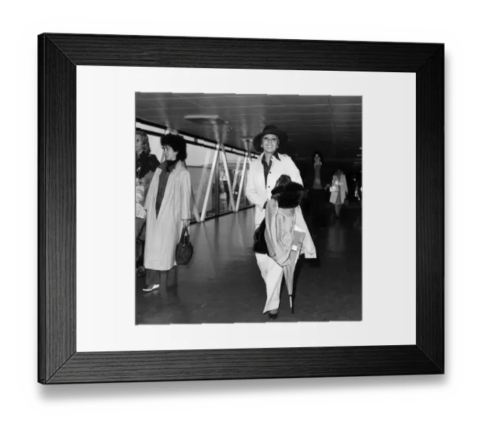 Framed Print : Singer Shirley Bassey arrives at London Airport from Switzerland Framed Print : Singer Shirley Bassey arrives at London Airport from Switzerland