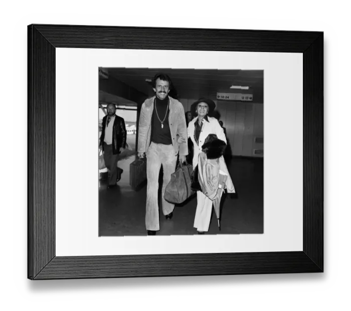 Framed Print : Singer Shirley Bassey and husband Sergio Novak arrive at London Airport from Switzerland