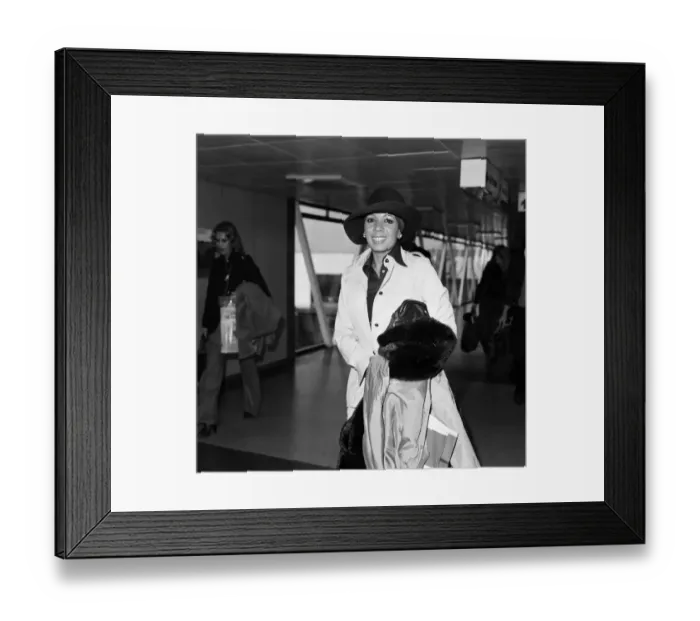 Framed Print : Singer Shirley Bassey arrives at London Airport from Switzerland