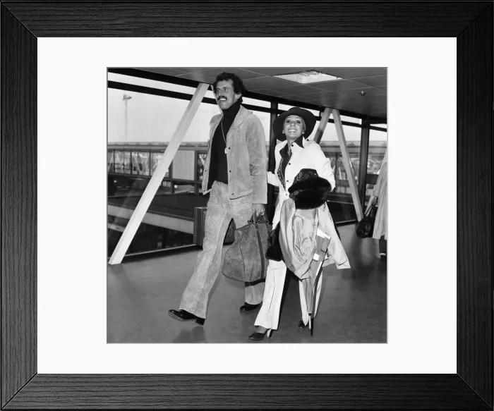 Framed Print : Singer Shirley Bassey and husband Sergio Novak arrive at London Airport from Switzerland