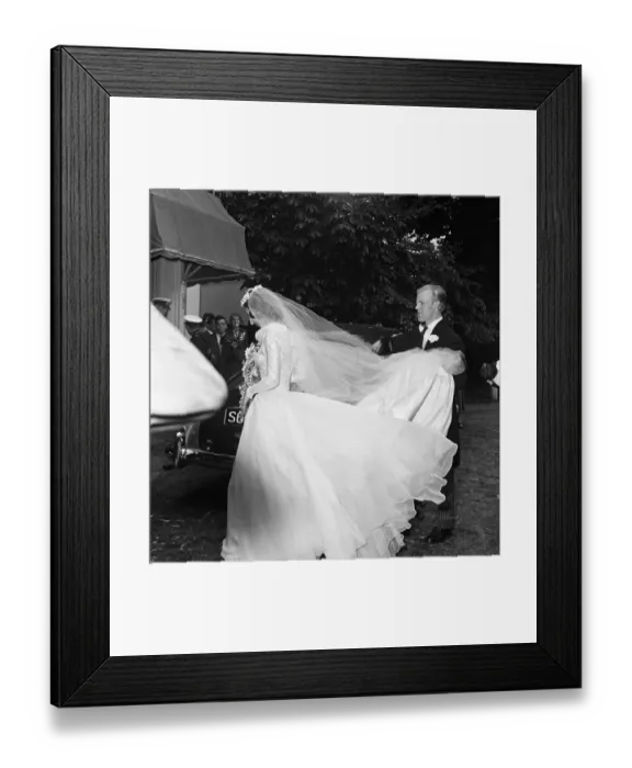 Framed Print : The wedding of nineteen year old Miss Jane Sheffield to Mr Jocelyn Stevens at Holy