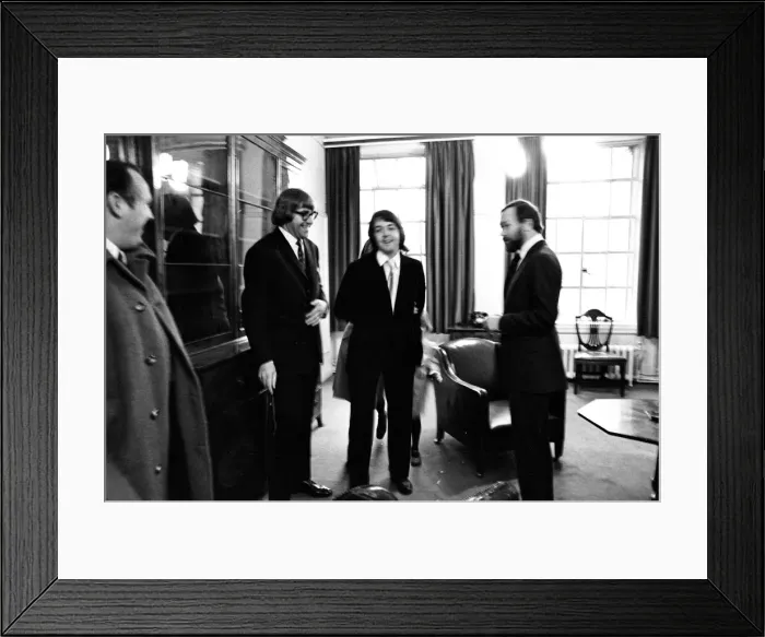 Framed Print : Paul McCartney weds Linda Eastman at Marylebone Registry Office, London Framed Print : Paul McCartney weds Linda Eastman at Marylebone Registry Office, London