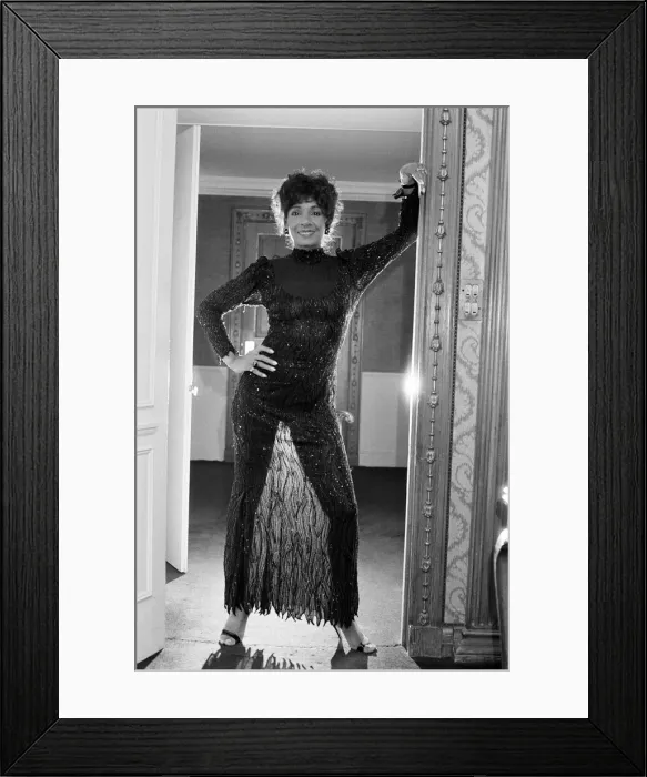 Framed Print : Singer Shirley Bassey at The Dorchester Hotel in London. 1982
