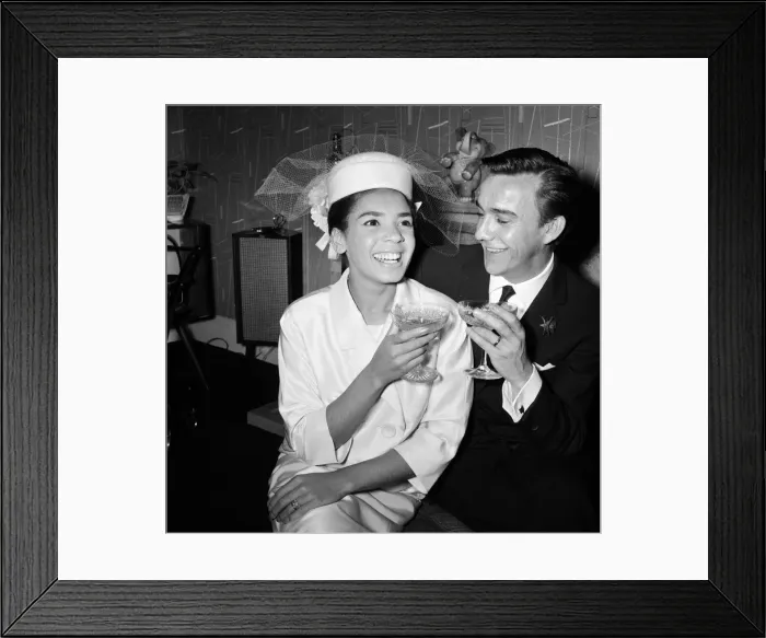 Framed Print : Shirley Bassey, 24, marries film director Kenneth Hume, 35, at Paddington Register Office Framed Print : Shirley Bassey, 24, marries film director Kenneth Hume, 35, at Paddington Register Office
