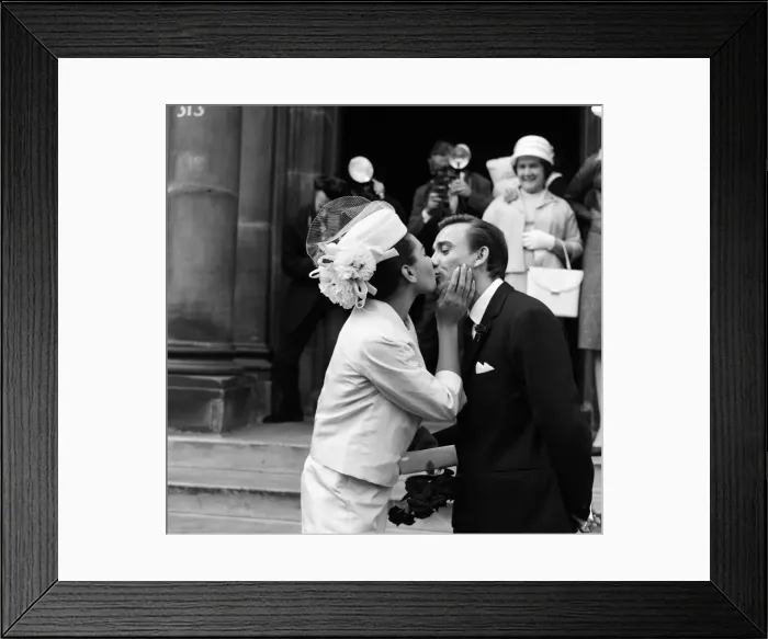 Framed Print : Shirley Bassey, 24, marries film director Kenneth Hume, 35, at Paddington Register Office