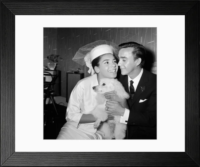 Framed Print : Shirley Bassey, 24, marries film director Kenneth Hume, 35, at Paddington Register Office Framed Print : Shirley Bassey, 24, marries film director Kenneth Hume, 35, at Paddington Register Office