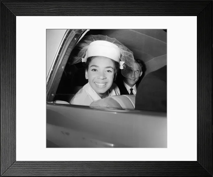 Framed Print : Shirley Bassey, 24, marries film director Kenneth Hume, 35, at Paddington Register Office Framed Print : Shirley Bassey, 24, marries film director Kenneth Hume, 35, at Paddington Register Office