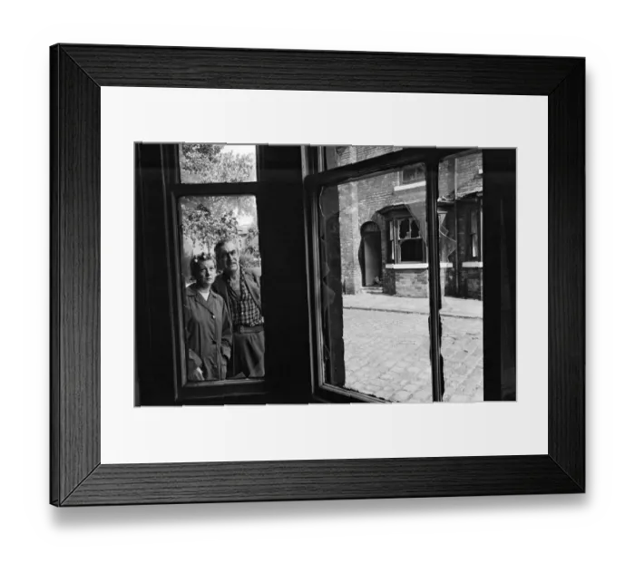 Framed Print : Bernard Youens and Jean Alexander who play Stan Ogden and wife Hilda in Granada TV