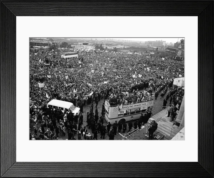 Framed Print : Open Top Parade in Southampton after FA Cup Final Win, Southampton 1-0 Manchester United Framed Print : Open Top Parade in Southampton after FA Cup Final Win, Southampton 1-0 Manchester United