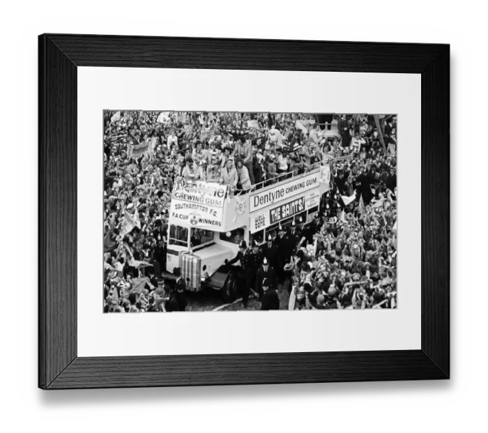 Framed Print : Open Top Parade in Southampton after FA Cup Final Win, Southampton 1-0 Manchester United