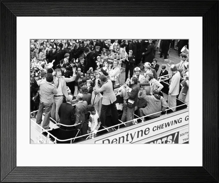 Framed Print : Open Top Parade in Southampton after FA Cup Final Win, Southampton 1-0 Manchester United