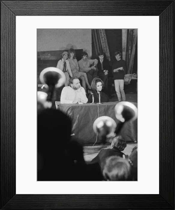 Framed Print : Richard Burton and Elizabeth Taylor speaking at The Oxford University Dramatic Society Framed Print : Richard Burton and Elizabeth Taylor speaking at The Oxford University Dramatic Society