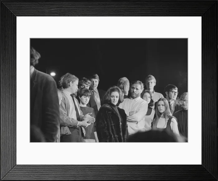 Framed Print : Richard Burton and Elizabeth Taylor speaking at The Oxford University Dramatic Society