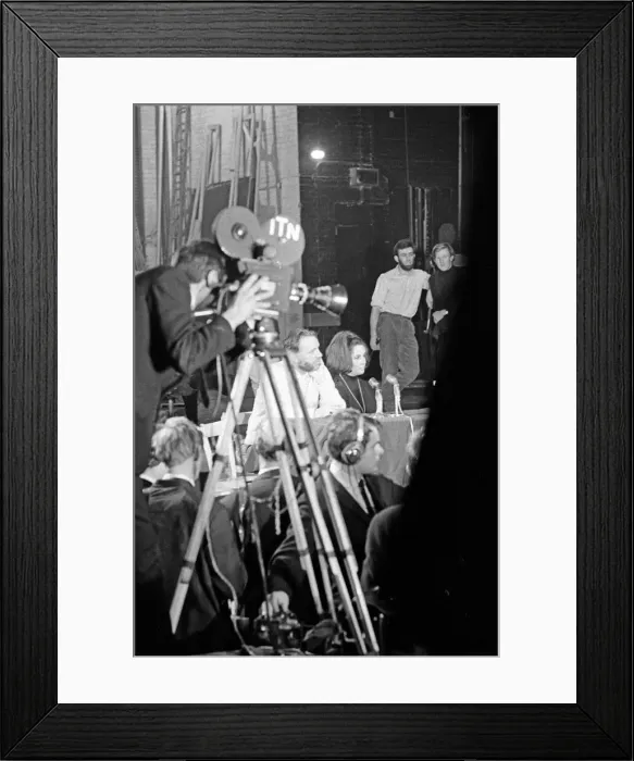 Framed Print : Richard Burton and Elizabeth Taylor speaking at The Oxford University Dramatic Society Framed Print : Richard Burton and Elizabeth Taylor speaking at The Oxford University Dramatic Society