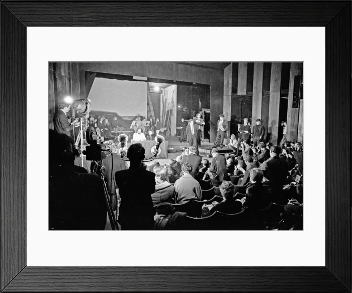 Framed Print : Richard Burton and Elizabeth Taylor speaking at The Oxford University Dramatic Society Framed Print : Richard Burton and Elizabeth Taylor speaking at The Oxford University Dramatic Society