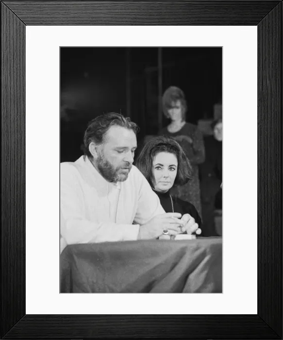 Framed Print : Richard Burton and Elizabeth Taylor speaking at The Oxford University Dramatic Society