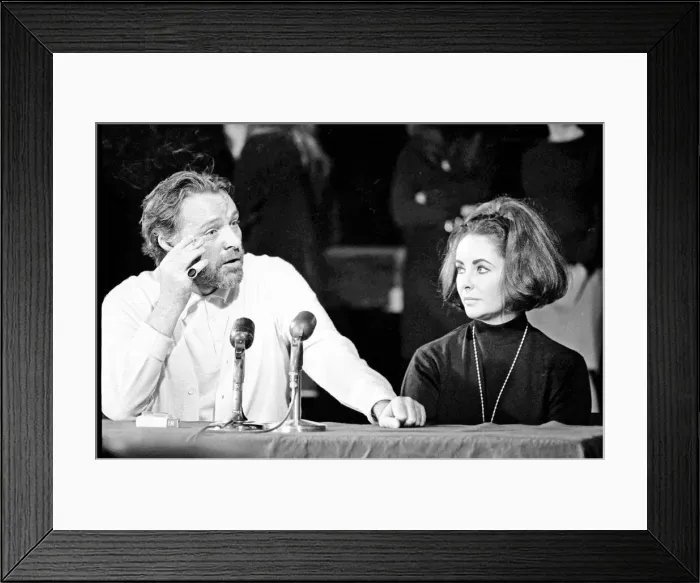 Framed Print : Richard Burton and Elizabeth Taylor speaking at The Oxford University Dramatic Society Framed Print : Richard Burton and Elizabeth Taylor speaking at The Oxford University Dramatic Society