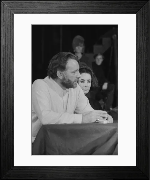 Framed Print : Richard Burton and Elizabeth Taylor speaking at The Oxford University Dramatic Society Framed Print : Richard Burton and Elizabeth Taylor speaking at The Oxford University Dramatic Society