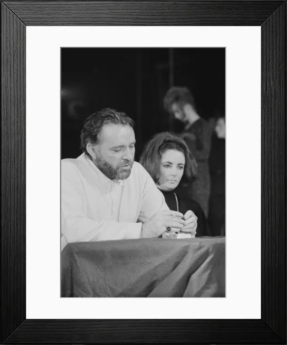 Framed Print : Richard Burton and Elizabeth Taylor speaking at The Oxford University Dramatic Society Framed Print : Richard Burton and Elizabeth Taylor speaking at The Oxford University Dramatic Society