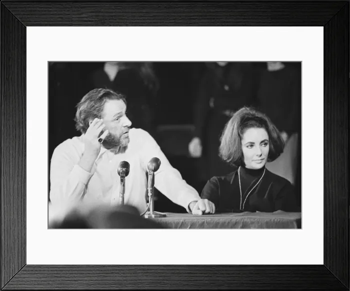 Framed Print : Richard Burton and Elizabeth Taylor speaking at The Oxford University Dramatic Society Framed Print : Richard Burton and Elizabeth Taylor speaking at The Oxford University Dramatic Society