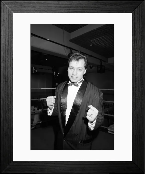 Framed Print : A benefit evening for Kostas Petrou at The Albany saw him shaping up to Paddy Lynch Framed Print : A benefit evening for Kostas Petrou at The Albany saw him shaping up to Paddy Lynch