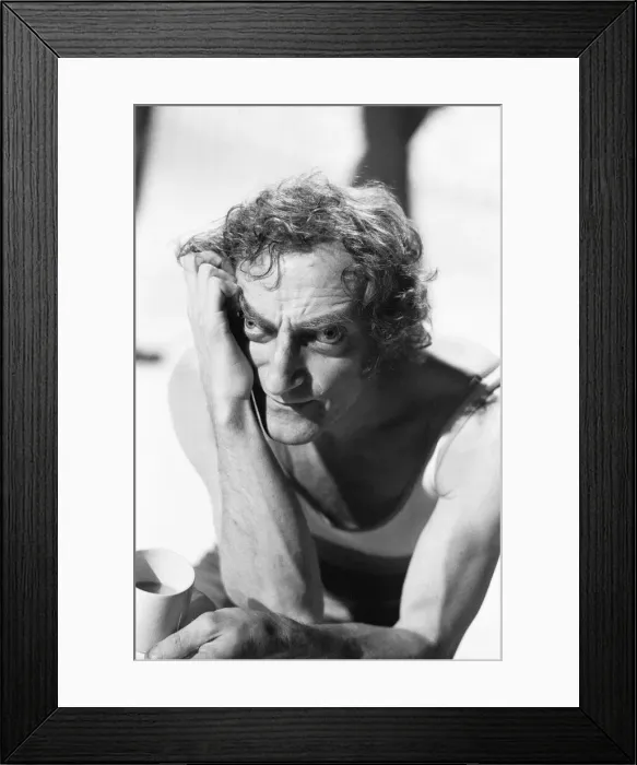 Framed Print : Comedian Marty Feldman poses for Mirror cameraman Ron Burton after his interview with Framed Print : Comedian Marty Feldman poses for Mirror cameraman Ron Burton after his interview with