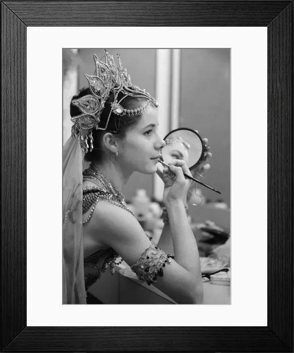 Framed Print : Darcey Bussell, aged 20 years old, prepares for her leading role in La Bayadere
