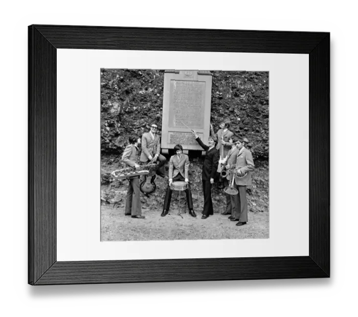 Framed Print : The Amboy Dukes pictured at Reading Abbey Ruins, Berkshire, in 1968 Framed Print : The Amboy Dukes pictured at Reading Abbey Ruins, Berkshire, in 1968