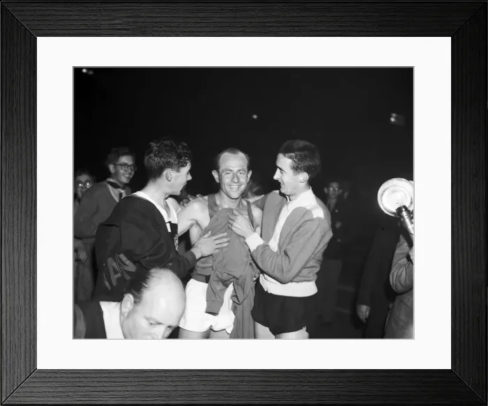 Framed Print : Emil Zatopek, 10, 000 metres London v Prague held at White City. 12th October 1955