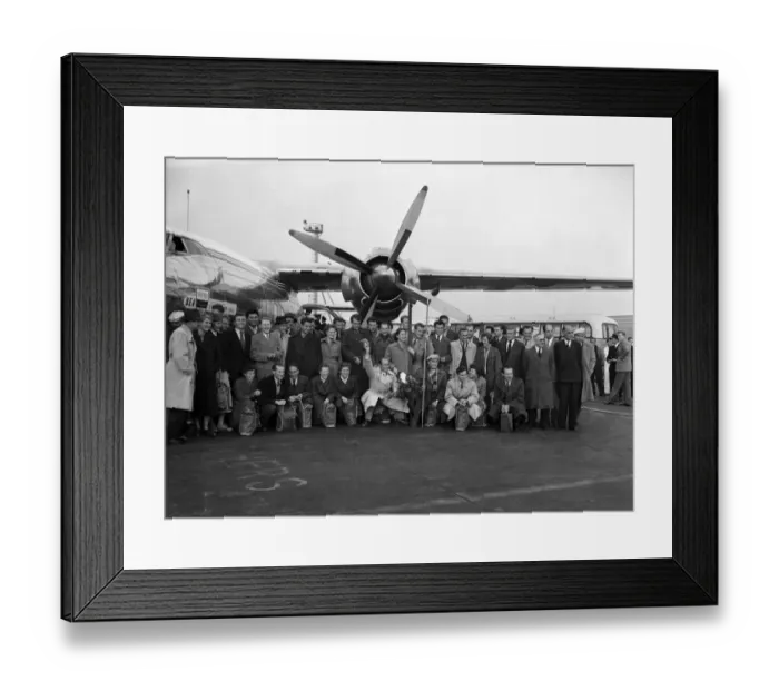 Framed Print : Emil Zatopek arrives for the London meeting. 11th October 1955 Framed Print : Emil Zatopek arrives for the London meeting. 11th October 1955