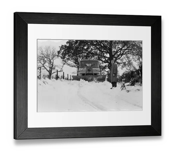 Framed Print : Snow scenes in the Hutton Rudby area. 1971