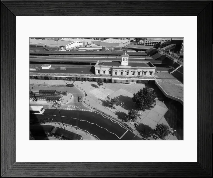 Framed Print : Reading Railway Station, Berkshire. 5th September 1991 Framed Print : Reading Railway Station, Berkshire. 5th September 1991