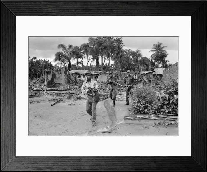 Framed Print : Biafran soldiers seen here advancing towards the Nigerian army during the Biafran