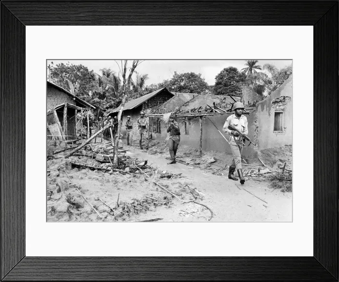 Framed Print : Biafran soldiers seen here advancing towards the Nigerian army during the Biafran
