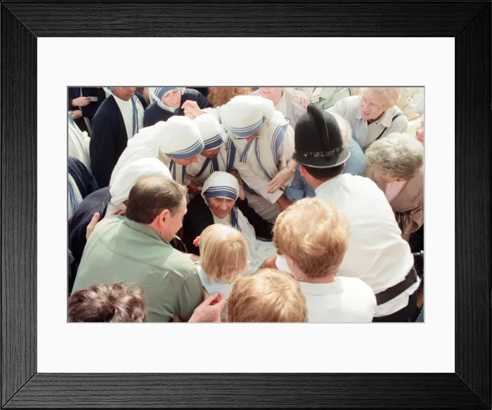 Framed Print : Mother Teresa in church in Liverpool, Merseyside. 17th June 1996 Framed Print : Mother Teresa in church in Liverpool, Merseyside. 17th June 1996