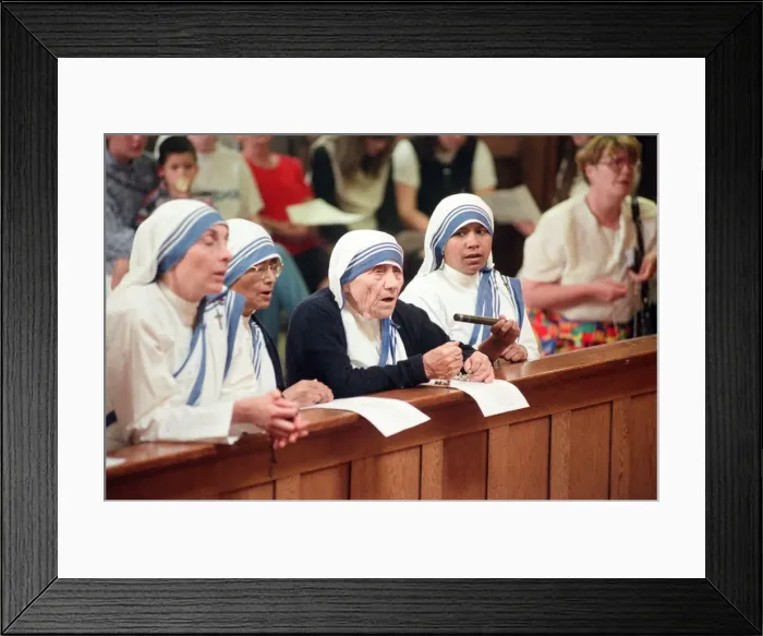 Framed Print : Mother Teresa in church in Liverpool, Merseyside. 17th June 1996 Framed Print : Mother Teresa in church in Liverpool, Merseyside. 17th June 1996