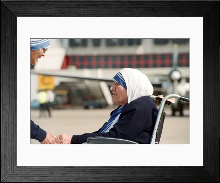 Framed Print : Mother Teresa at Speke Airport, Liverpool, Merseyside. 17th June 1996
