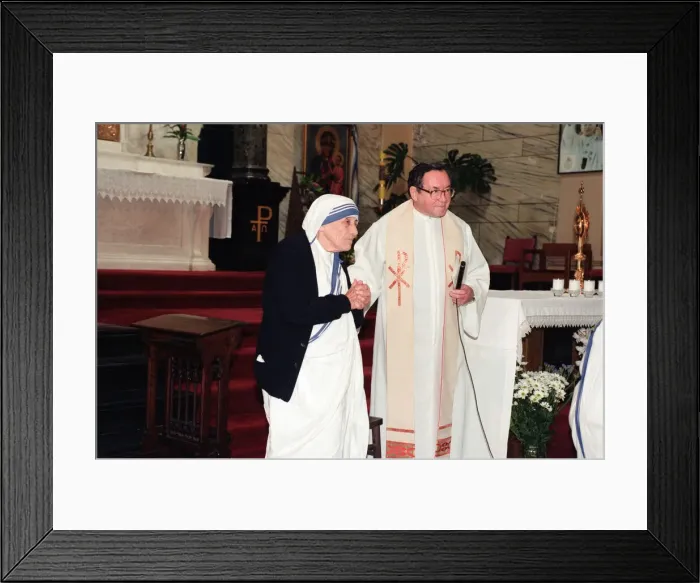Framed Print : Mother Teresa in church in Liverpool, Merseyside. 17th June 1996 Framed Print : Mother Teresa in church in Liverpool, Merseyside. 17th June 1996