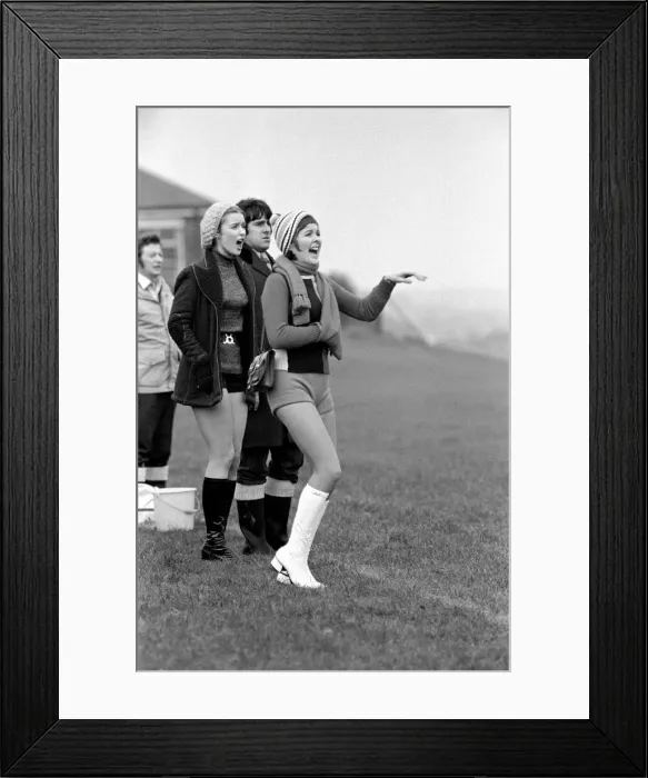 Framed Print : Anne Kirkbride (aged 17 - left) and Clare Sutcliffe (right- who played Denise Framed Print : Anne Kirkbride (aged 17 - left) and Clare Sutcliffe (right- who played Denise