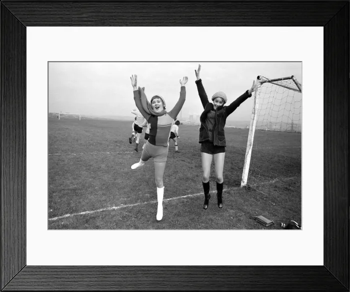 Framed Print : Anne Kirkbride (aged 17 - right) and Clare Sutcliffe (left - who played Denise Framed Print : Anne Kirkbride (aged 17 - right) and Clare Sutcliffe (left - who played Denise