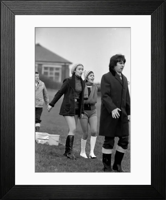 Framed Print : Anne Kirkbride (aged 17 - left) and Clare Sutcliffe (right - who played Denise) Framed Print : Anne Kirkbride (aged 17 - left) and Clare Sutcliffe (right - who played Denise)