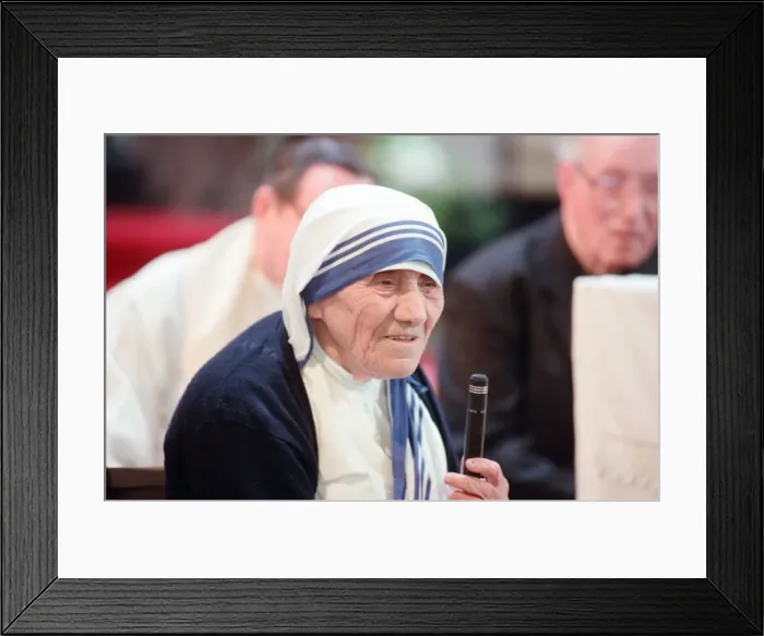 Framed Print : Mother Teresa in church in Liverpool, Merseyside. 17th June 1996 Framed Print : Mother Teresa in church in Liverpool, Merseyside. 17th June 1996